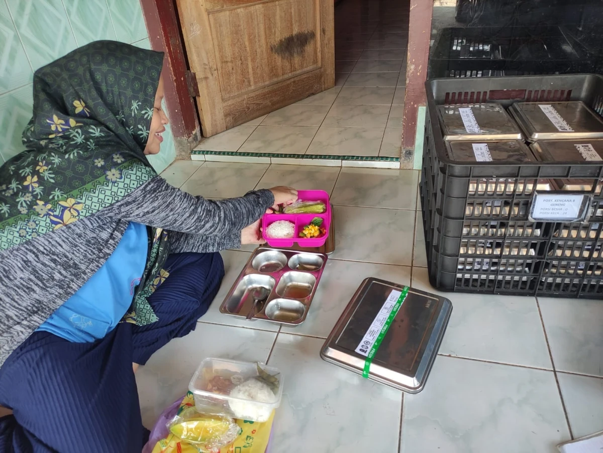 Kegiatan pembagian MBG di desa geneng