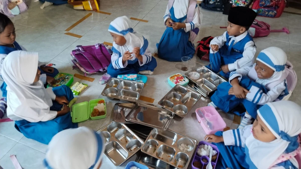 Bunda PAUD Desa Karanggondang Pantau Program MBG di TK TA Karanggondang 1