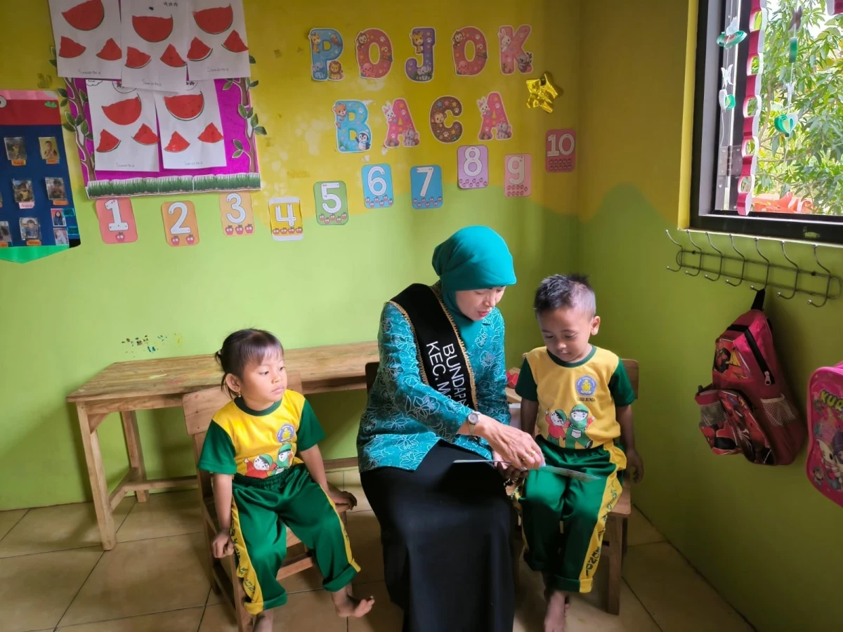 Bunda Literasi Kunjungi pojok baca POS PAUD KASIH BUNDA