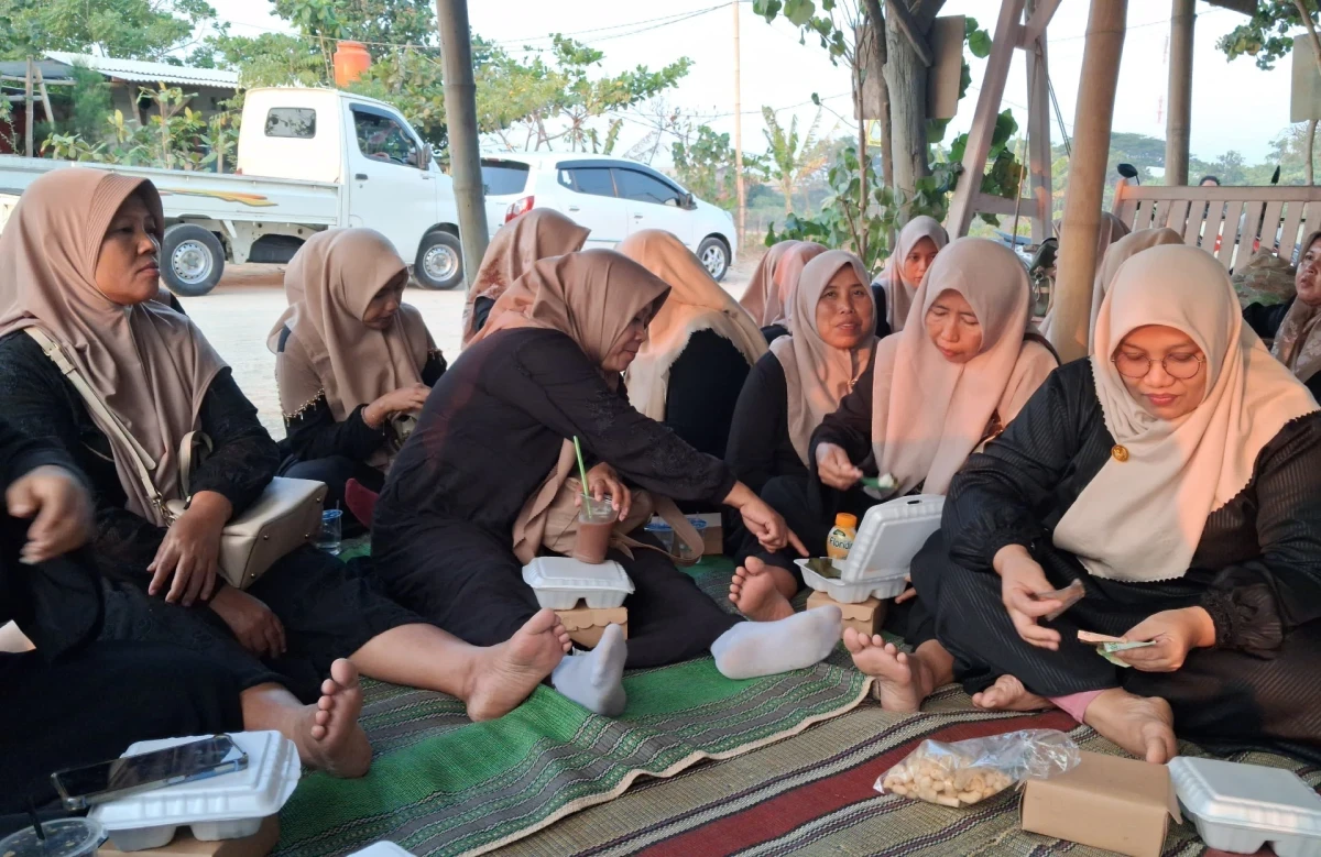 Keseruan Outing Kelompok PKK RW 04 Desa Karanggondang di Pantai Teluk Awur Jepara