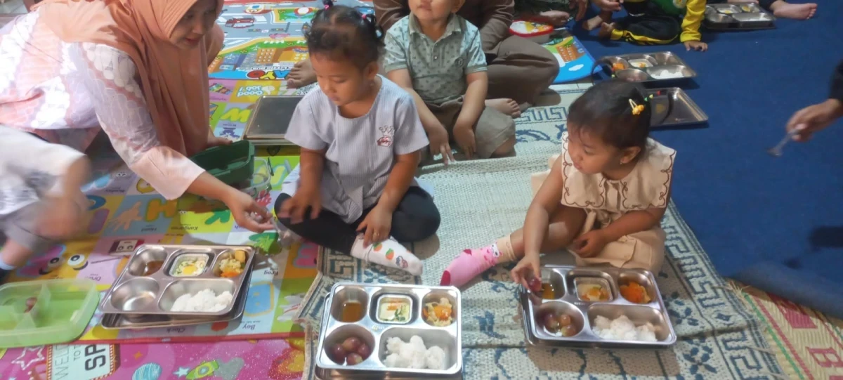 MBG (MAKAN BERGIZI GRATIS), TUMBUHKAN GENERASI SEHAT DAN CERIA DI PAUD MUTIARA BUNDA DESA LEBUAWU