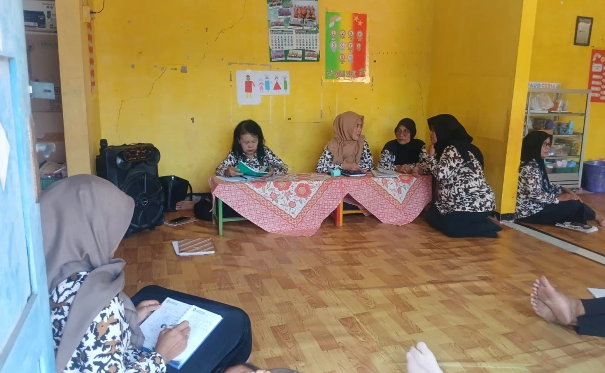 Pertemuan Rutin TP PKK Desa Karanggondang: Edukasi Pemilahan Sampah dan Penghematan Air