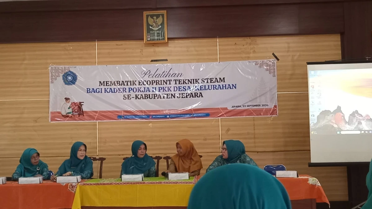 Mengikuti pelatihan membatik ecoprint Teknik steam bagi kader pokja II PKK Desa/Kelurahan se Kab Jepara