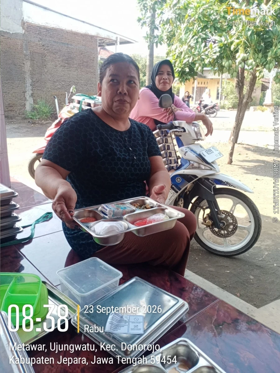 PENDISTRIBUSIAN Makan Bergizi Gratis (MBG) DI POS 04 RW 01 METSAWAR