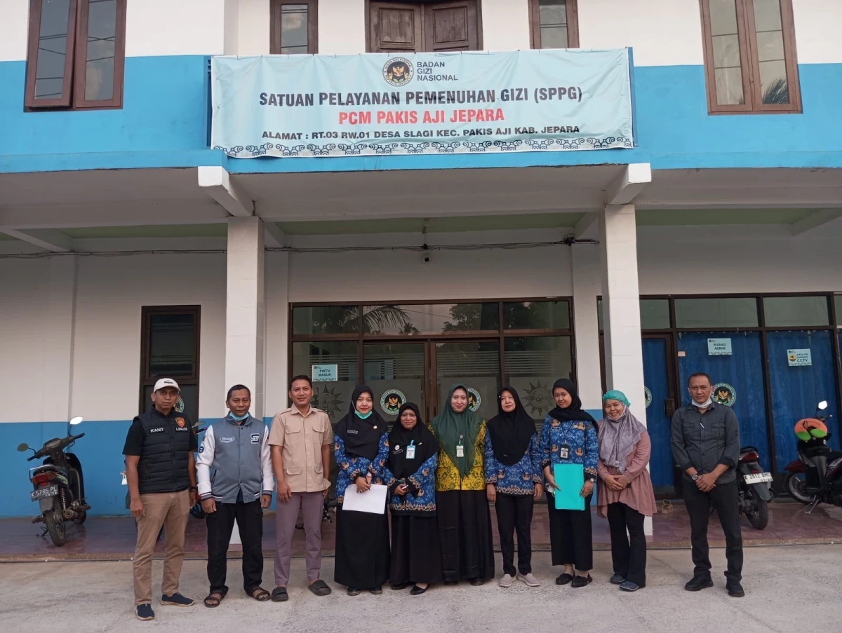Pokja IV TP PKK Kecamatan Pakis Aji mengikuti kegiatan Tim SATGAS MBG Kecamatan Pakis Aji dalam rangka inspeksi mendadak (sidak) ke Satuan Pelayanan Pemenuhan Gizi (SPPG) Slagi
