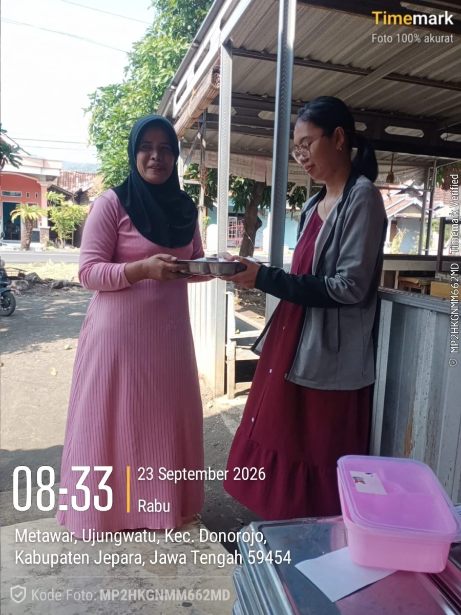 TP.PKK DESA DAMPINGI PENDISTRIBUSIAN MBG DI POS 04 RW 01 METAWAR