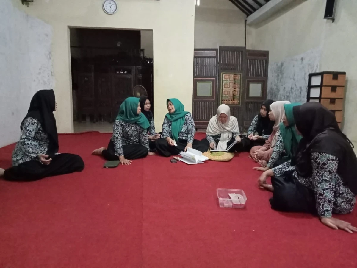 PERTEMUAN RUTIN PKK RT 04 RW 03 TAHUNAN.Isian kegiatan membuat makanan Lapis.