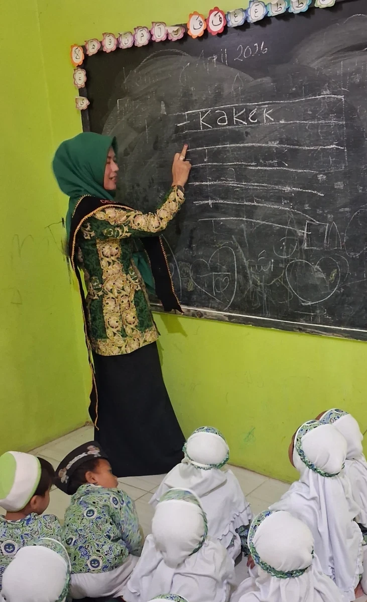 Keseruan Belajar dan Melatih Motorik Halus di RA Darul Huda 1 Karanggondang