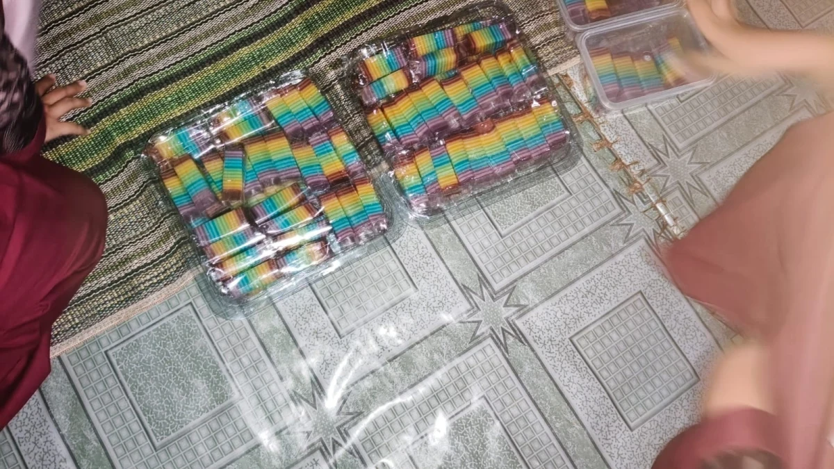 kegiatan rutinan pkk rt 5 rw 1 tahunan dengan isian mempraktikkan cara membuat kue lapis pelangi