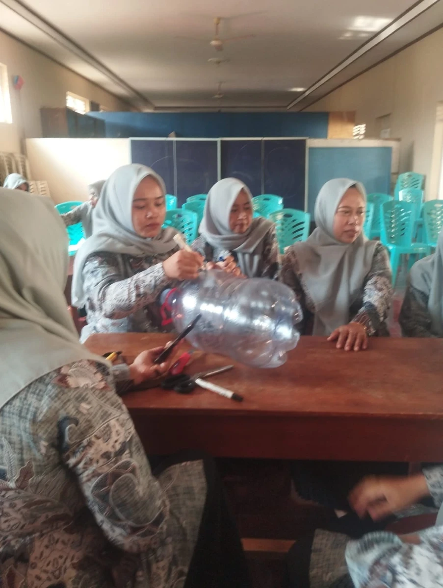 kegiatan rutinan bulanan pkk rw 1 dukuh Randusari dengan isian pengolahan limbah bekas yaitu membuat pot tengil