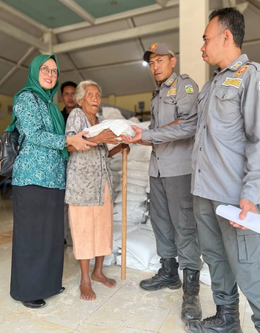 Ketua TP PKK Karanggondang Pantau Langsung Penyaluran Bansos Beras di Balai Desa