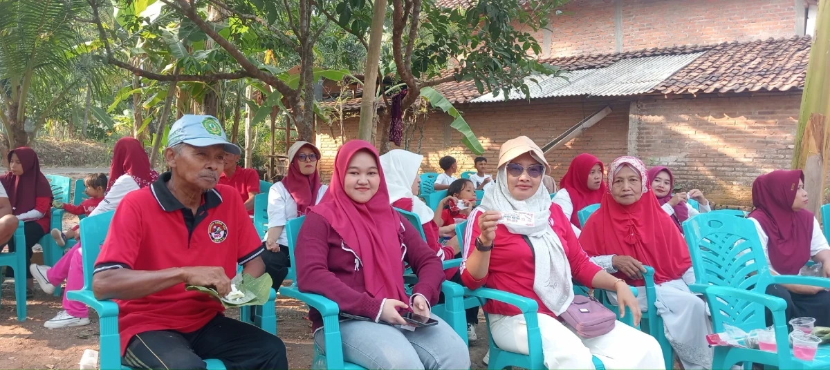 Tp PKK desa Slagi mengikuti kegiatan jalan sehat di RT 08 RW 02 desa slagi