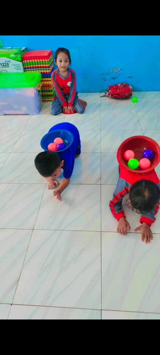 Membawa bola dengan merangkak 