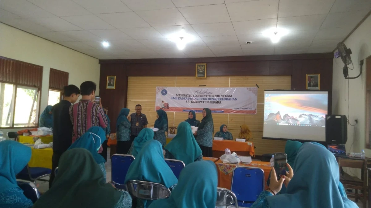 PELATIHAN MEMBATIK ECOPRINT TEKNIK STEAM