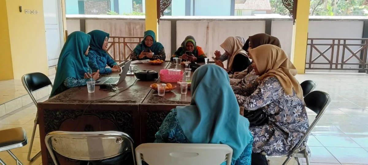 TP PKK KECAMATAN PAKIS AJI MENGADAKAN EVALUASI SMART KARTINI BERSAMA OPERATOR 8 DESA SE KECAMATAN PAKIS AJI