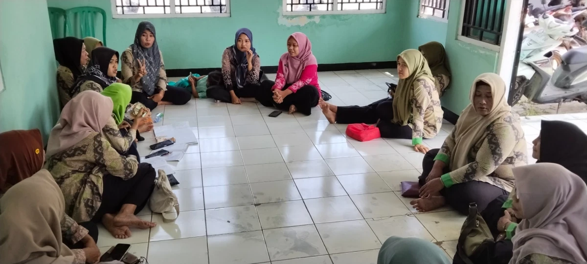 Kegiatan pertemuan rutin kader kesehatan desa Kaliaman 