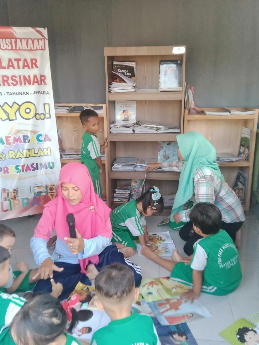 mendongeng di perpusdes" PLATAR BERSINAR"