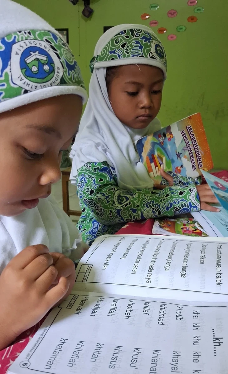 Bunda Literasi Desa Karanggondang Pantau Kegiatan Pembelajaran Membaca di RA Darul Huda 1