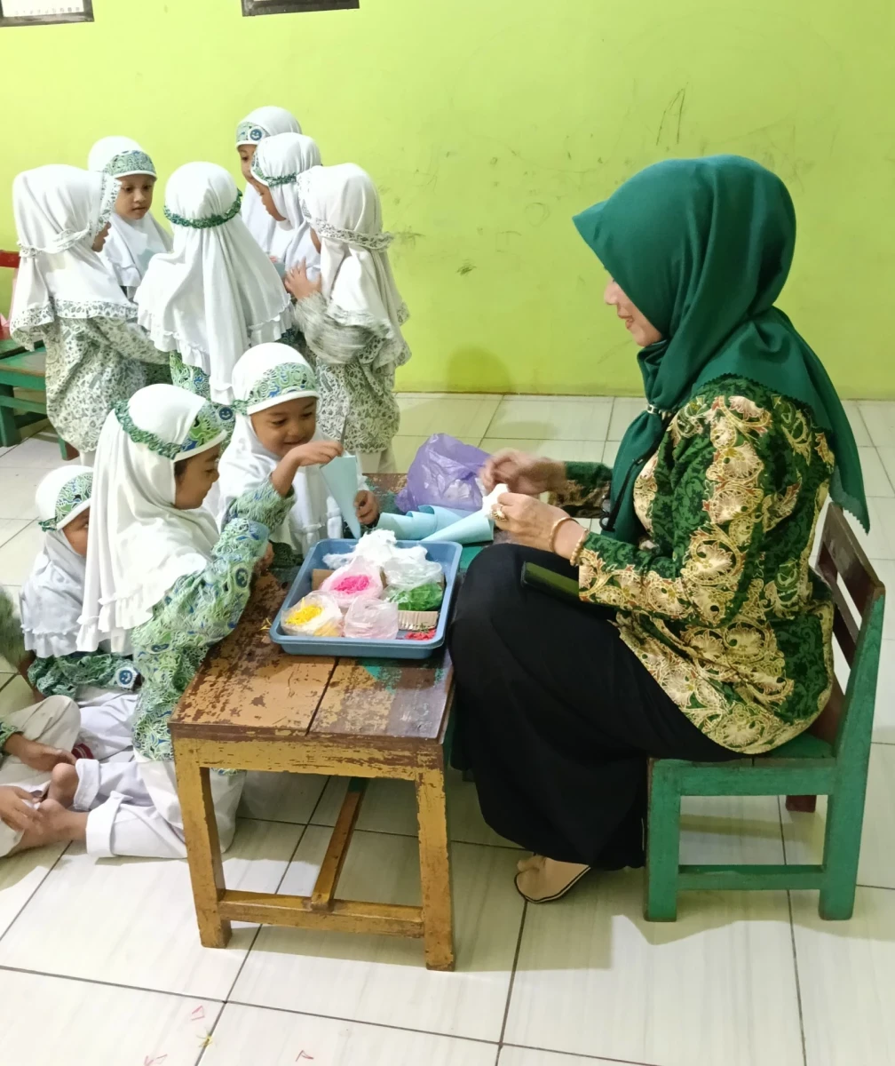 Bunda PAUD Desa Karanggondang Pimpin Kegiatan Kreatif Membuat Es Krim Mainan di RA Darul Huda 1
