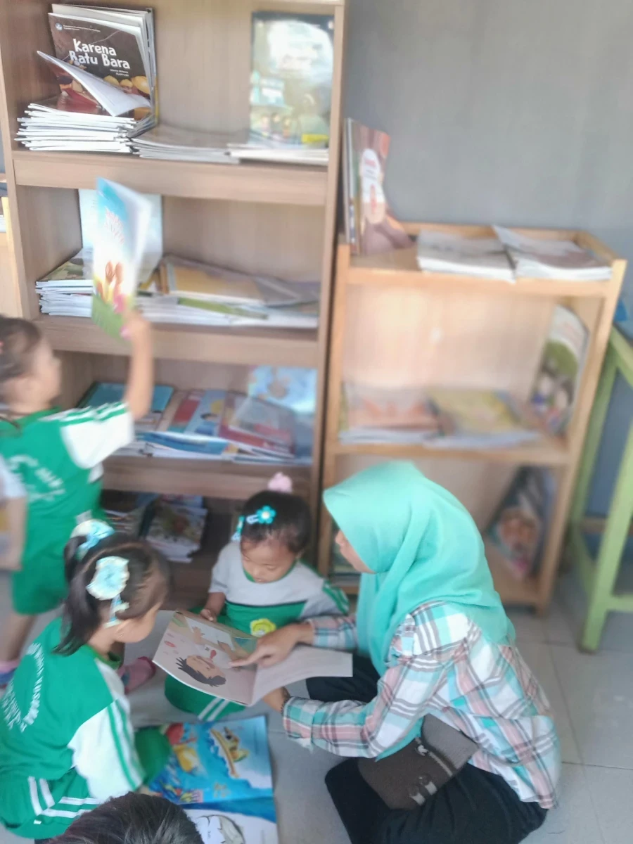 bunda paud dampingi anak paud membaca di perpustakaan desa 