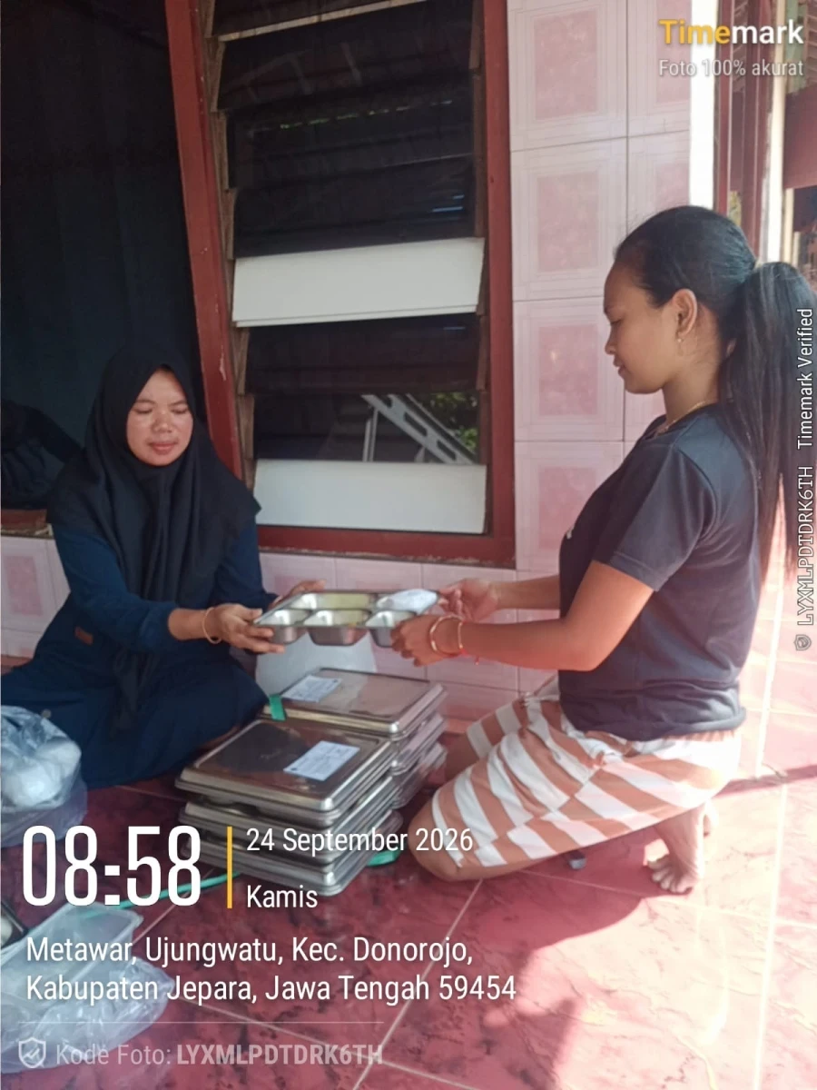 TP.PKK DESA DAMPINGI PENDISTRIBUSIAN MBG DI POS 04 RW 0 DUKUH METAWAR DESA UJUNGWATU