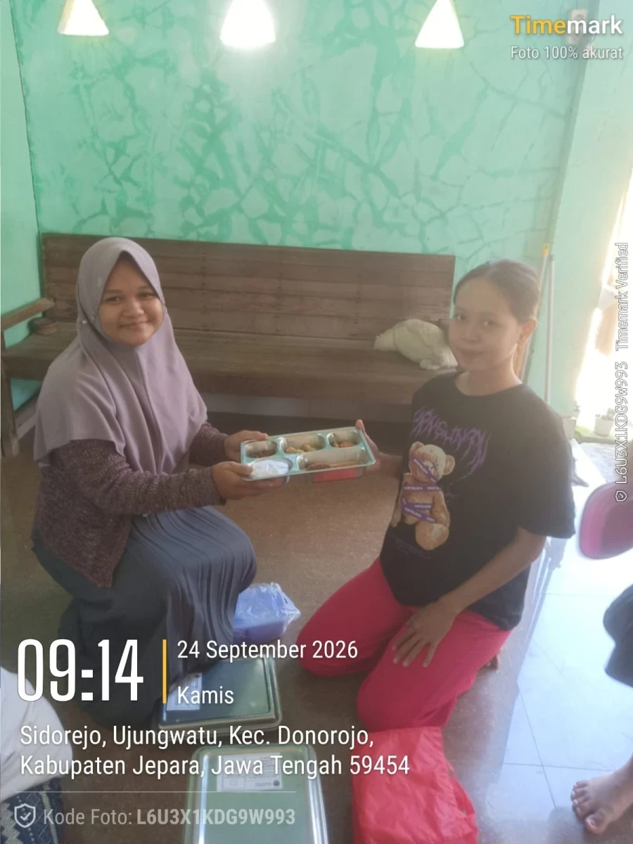 TP.PKK DESA DAMPINGI PENDISTRIBUSIAN MBG DI POS 05 RW 02 SIDOREJO