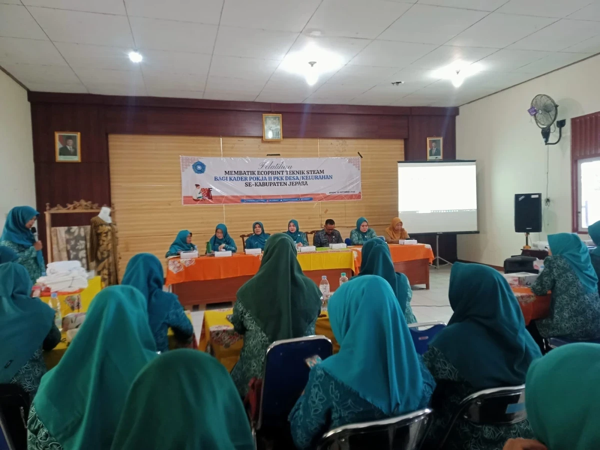 Kegiatan pelatihan membatik ecoprint bagi kader Pokja  PKK Desa / se kabupaten Jepara