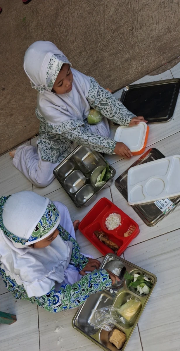 Bunda PAUD Karanggondang Pantau Langsung Pembagian MBG di RA Darul Huda 1