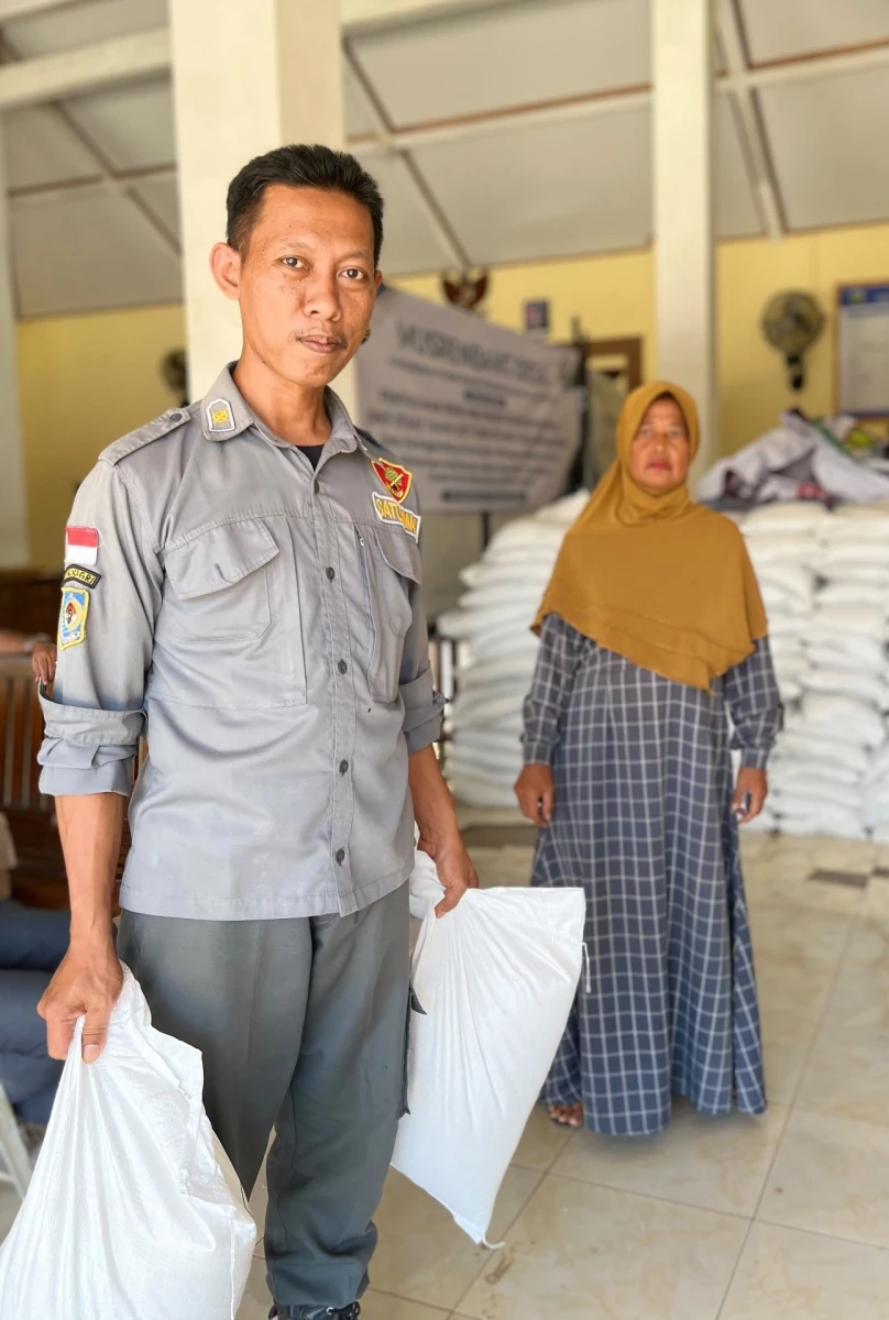 Wujud Kepedulian: TP PKK Desa Karanggondang Salurkan Bansos Beras di Balai Desa