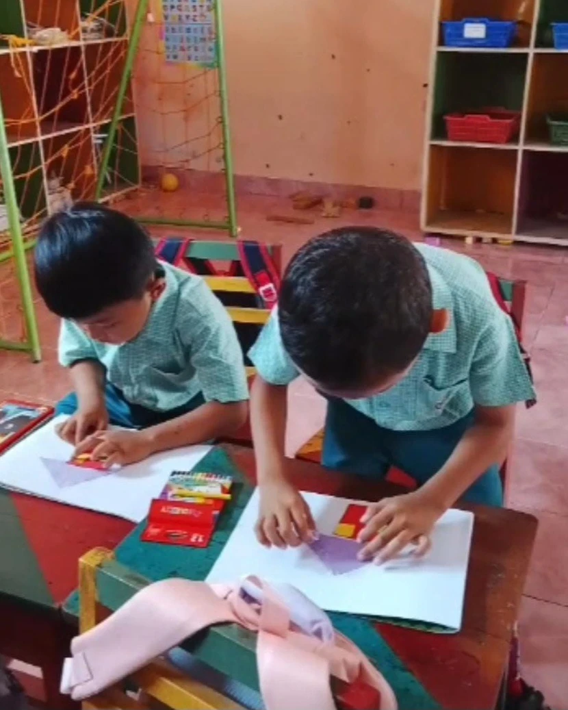 Kreatif dan Edukatif: Siswa TK Debora Kedung Penjalin Asyik Menempel Bentuk Rumah