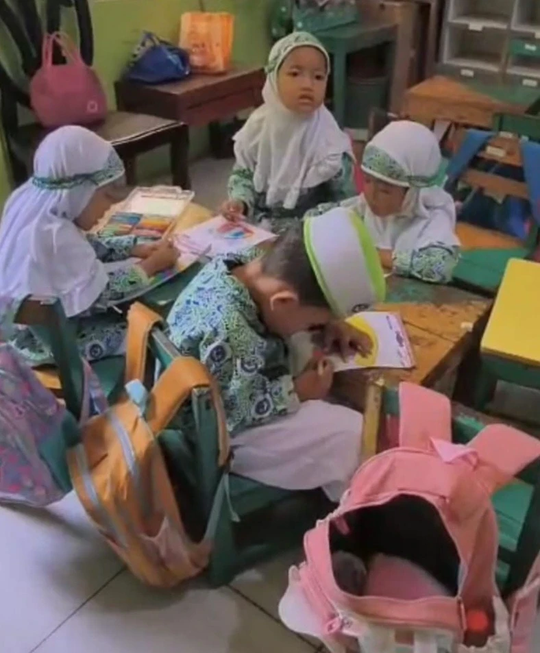 Asyik dan Kreatif: Siswa Kelas A1 RA Darul Huda 1 Semangat Mewarnai dan Menggunting Topi