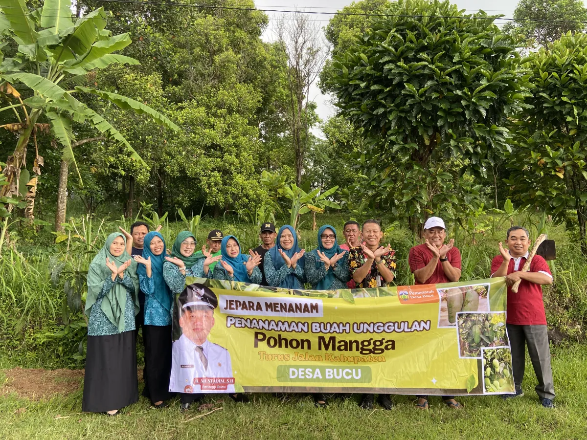Partisipasi TP PKK Kecamatan Kembang dalam Simbolis Penanaman Buah Unggul di Turus Jalan Desa Bucu