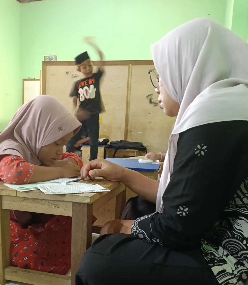 Memperdalam Ilmu Agama: Santri TPQ Al-Amin RT 07 RW 07 Karanggondang Khusyuk Membaca Al-Qur'an