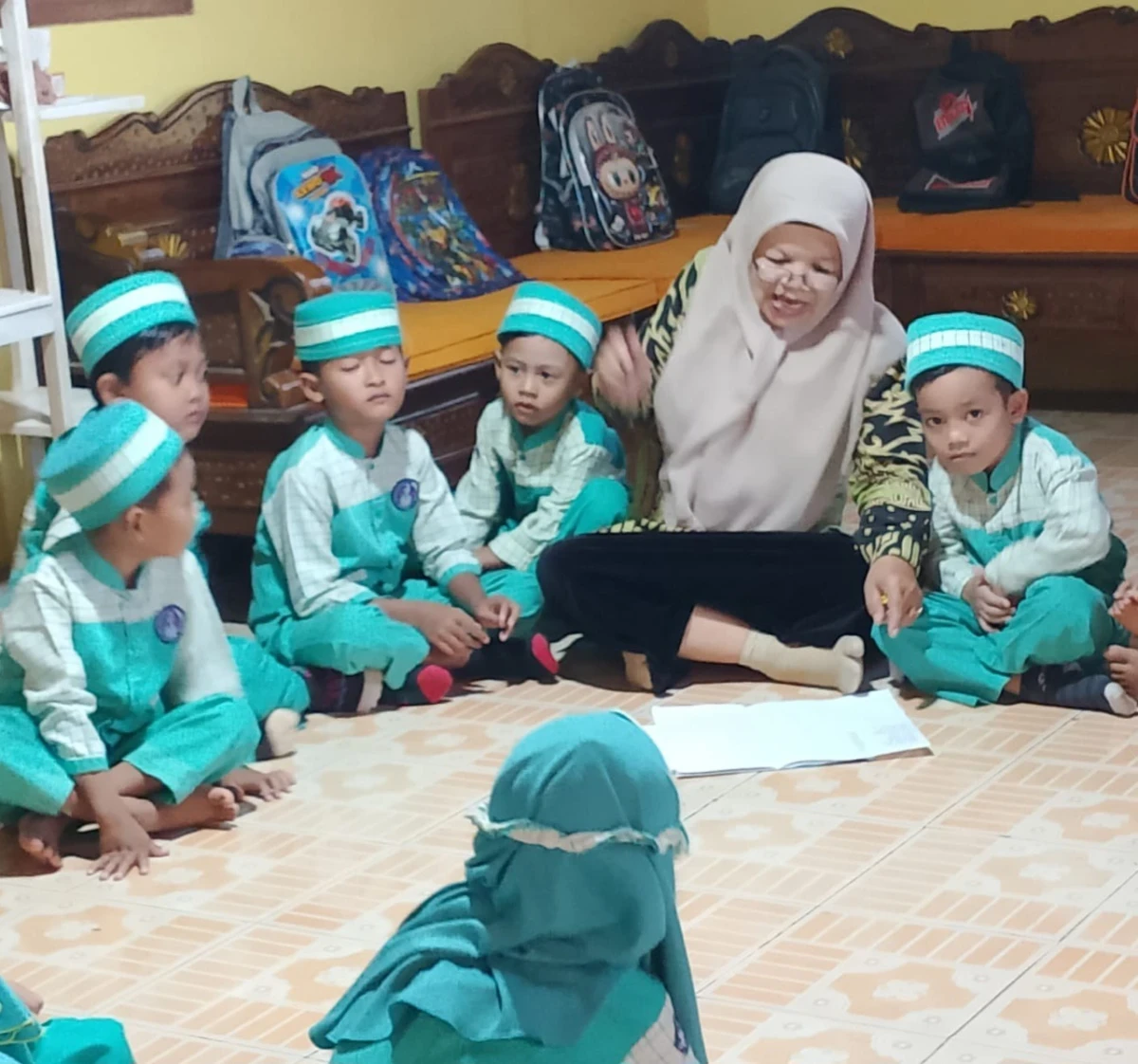 Keseruan Kegiatan Mendengarkan Cerita Pengasuh di TK TA Karanggondang 1