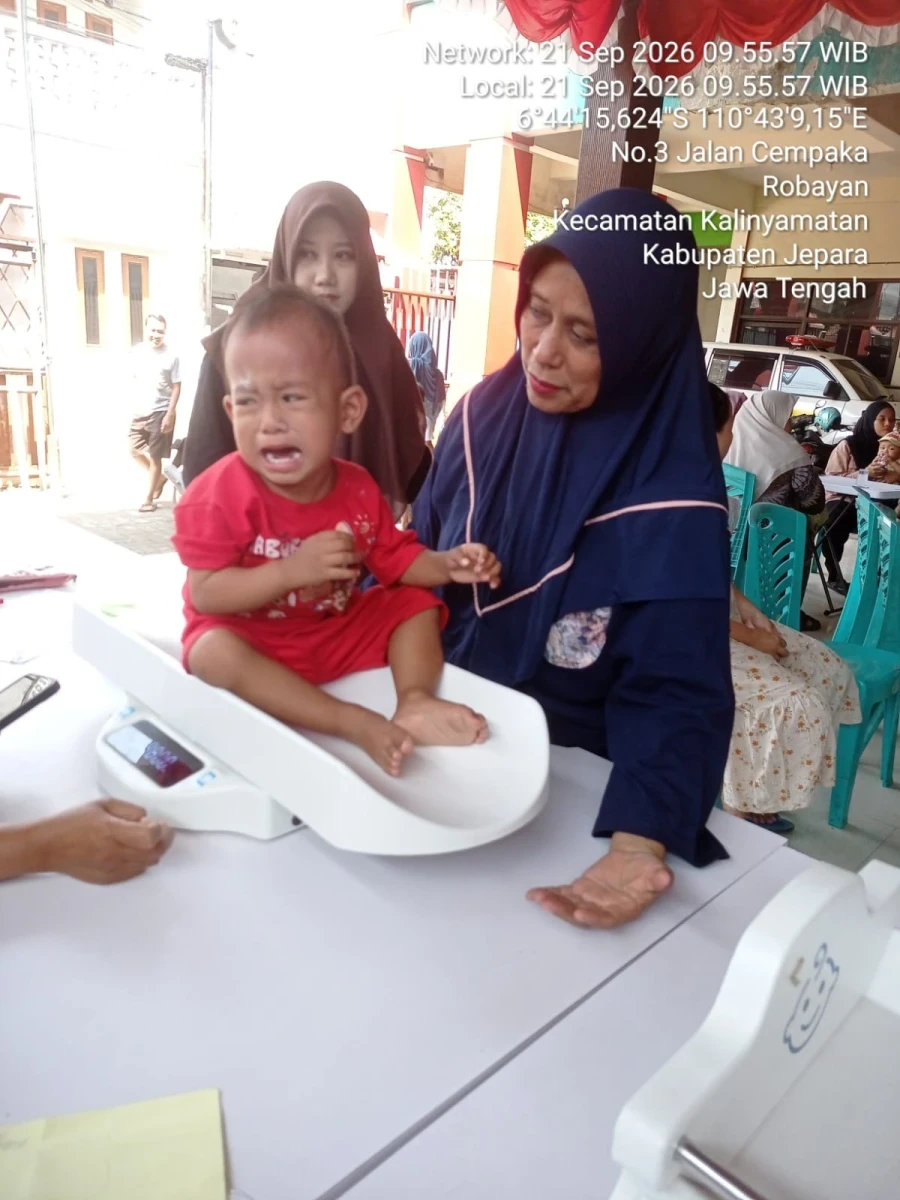 TP PKK DESA ROBAYAN MENGIKUTI KEGIATAN POSYANDU DI BALAI DESA 