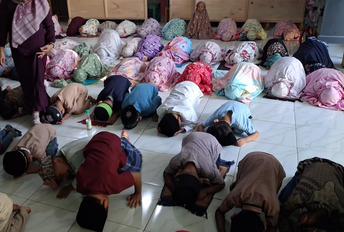 Menanamkan Nilai Ketaatan Sejak Dini: Kegiatan Belajar Sholat Santri RA Darul Huda 1 Karanggondang
