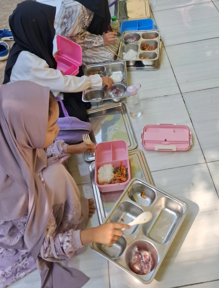 Bunda PAUD Karanggondang Pantau Penyaluran Makan Bergizi Gratis (MBG) di RA Darul Huda 1