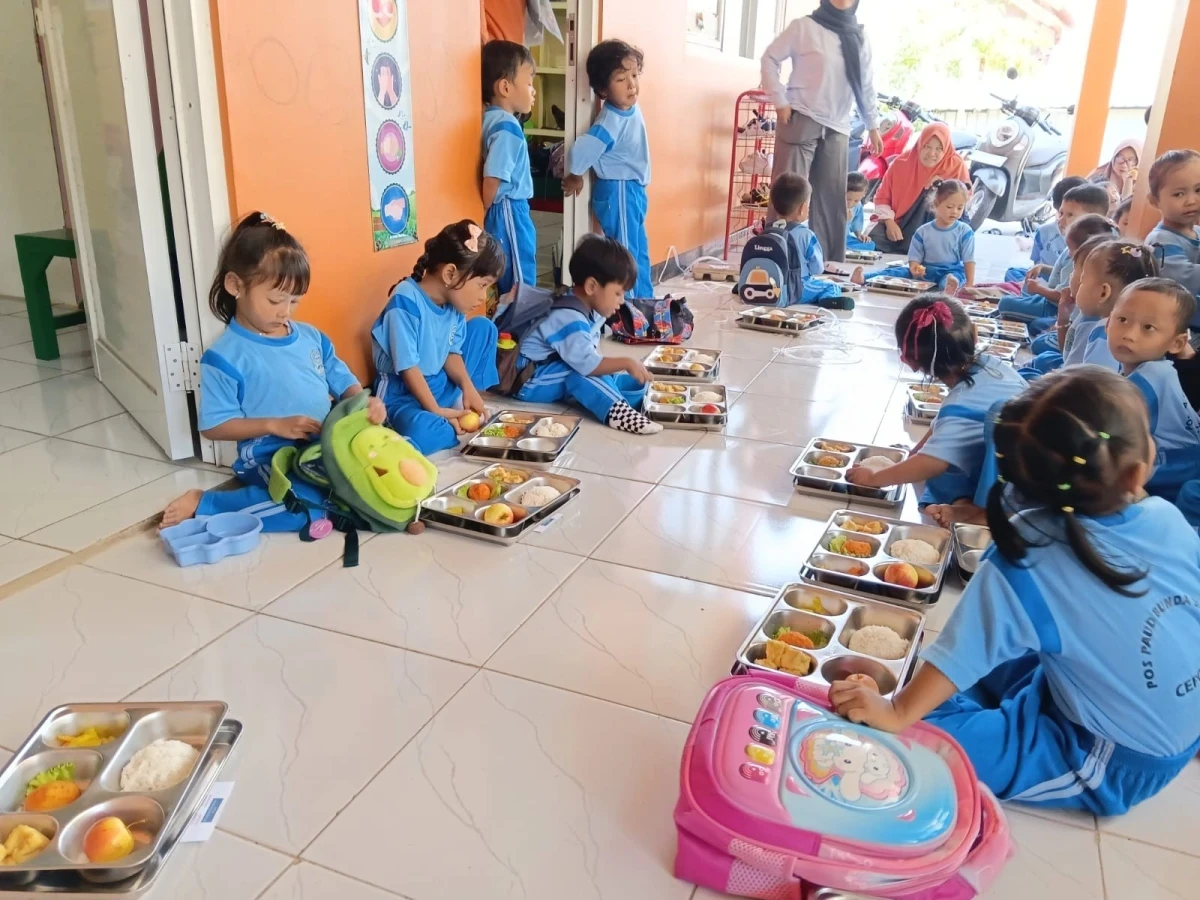 BUNDA PAUD PANTAU PEMBERIAN MAKANAN BERGIZI GRATIS (MBG) DI POS PAUD BUNDA SRIKANDI 