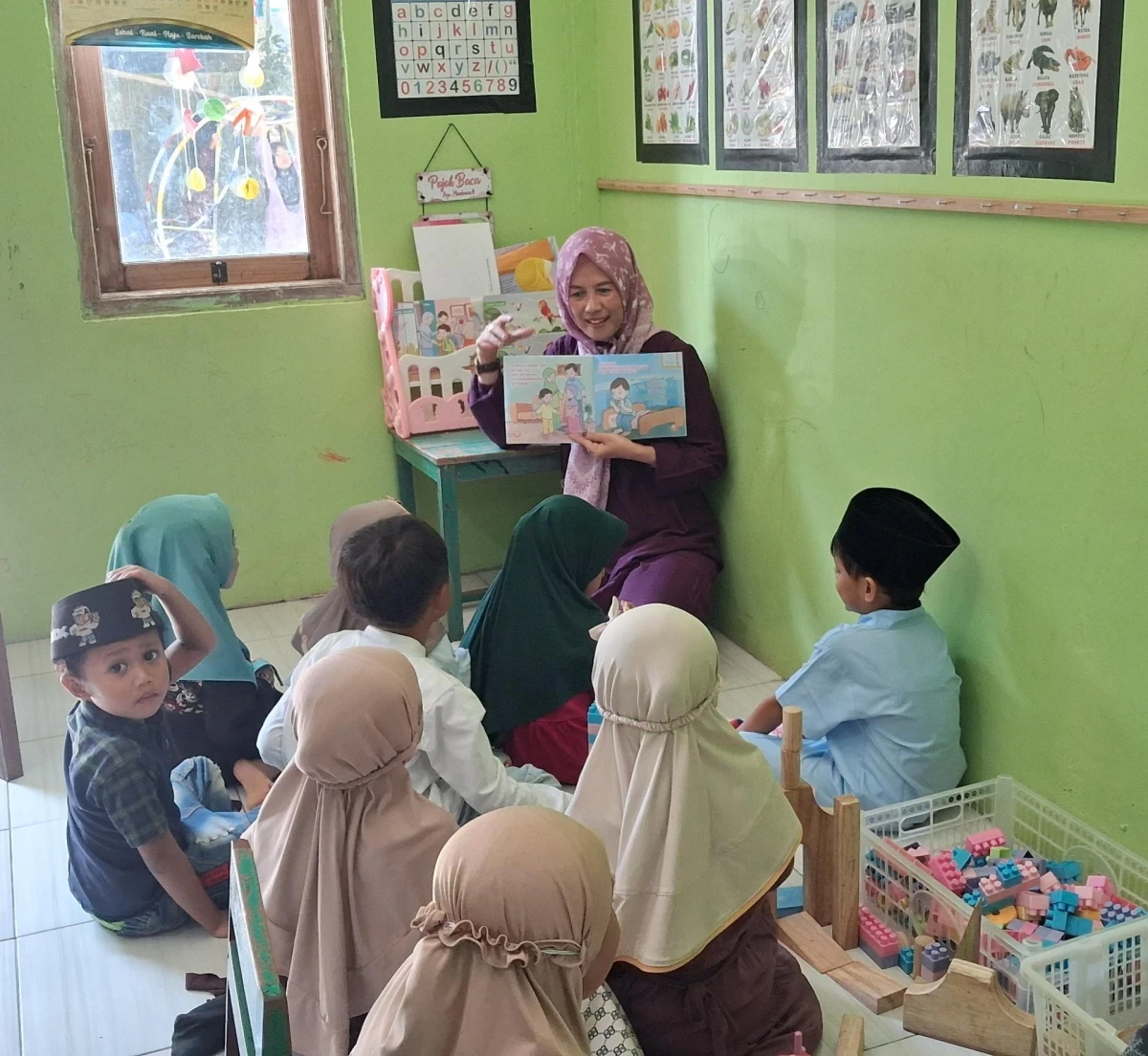 Melatih Keberanian dan Imajinasi Anak Melalui Kegiatan Menceritakan Gambar di RA Darul Huda 2 Karanggondang