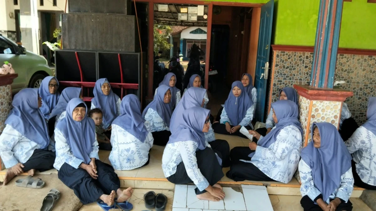 Kegiatan pertemuan PKK Rutin di RT 02/06 Desa Kaliaman