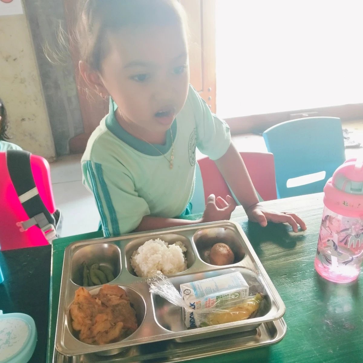 Kegiatan pemberian MBG (Makanan bergizi Gratis) di Pos Paud Kasih Ibu 