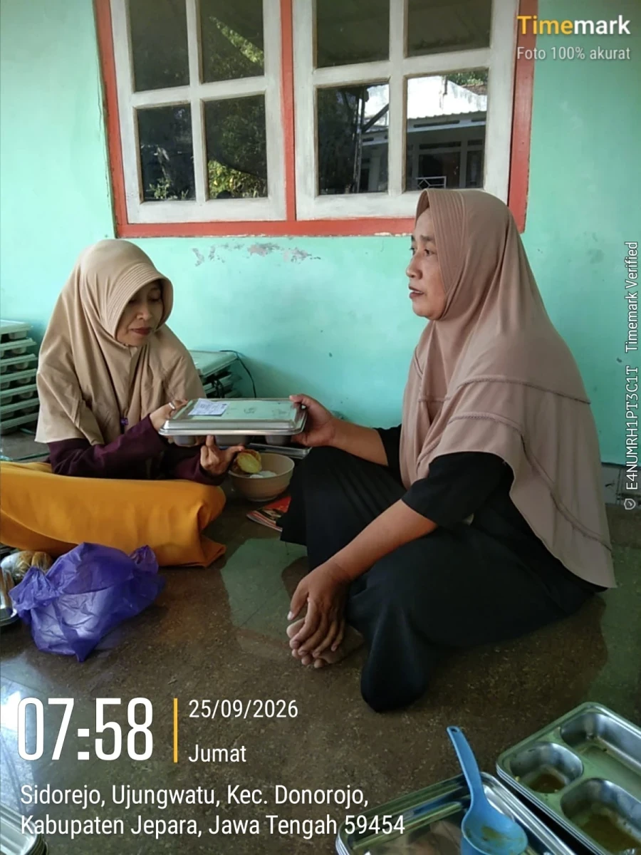 PENDISTRIBUSIAN MBG DI POS 02 RW 02 DUKUH SIDOREJO DESA UJUNGWATU