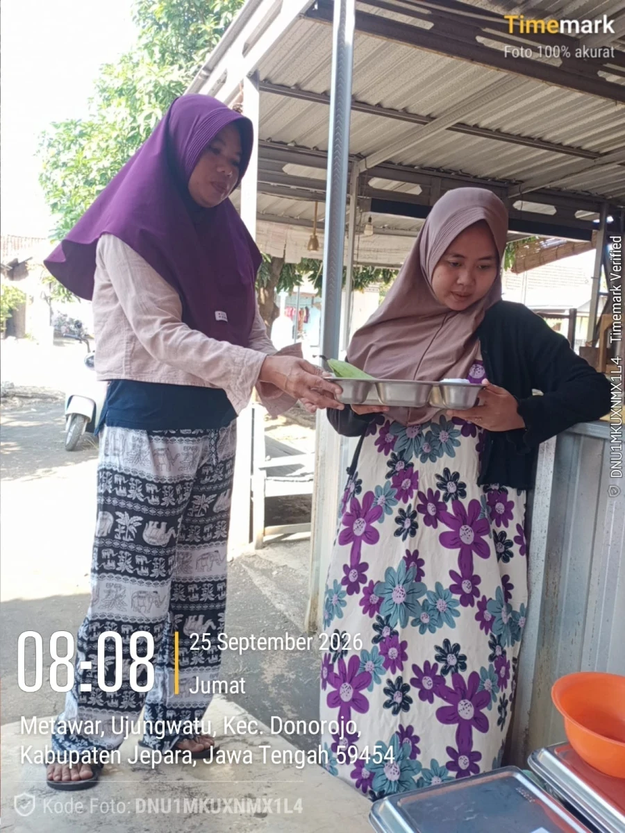 TP.PKK DESA DAMPINGI PENDISTRIBUSIAN MBG DI POS 04 RW 01 DUKUH METAWAR