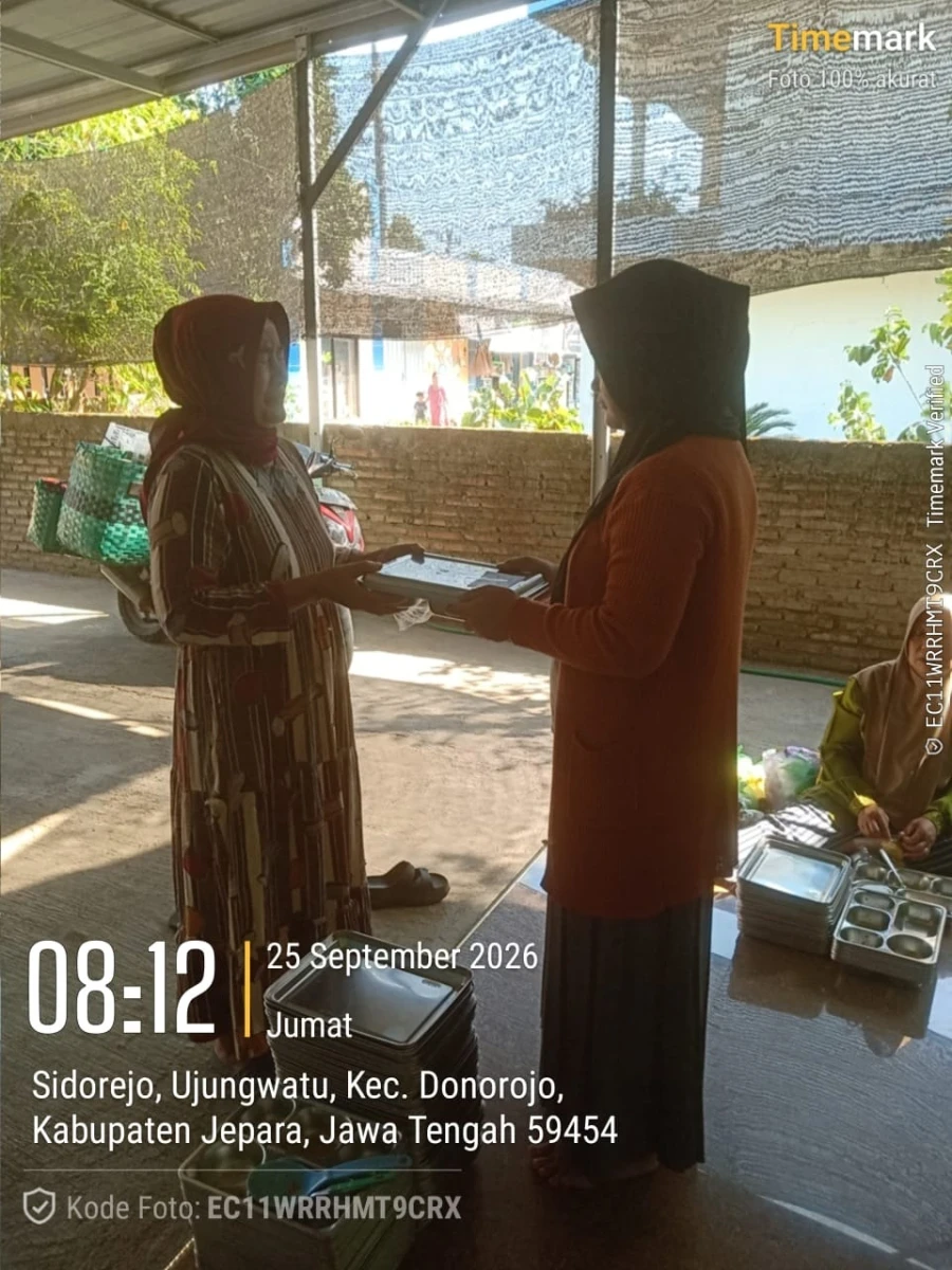 TP.PKK DESA DAMPINGI PENDISTRIBUSIAN MBG DI POS 05 RW 02 DUKUH SIDOREJO