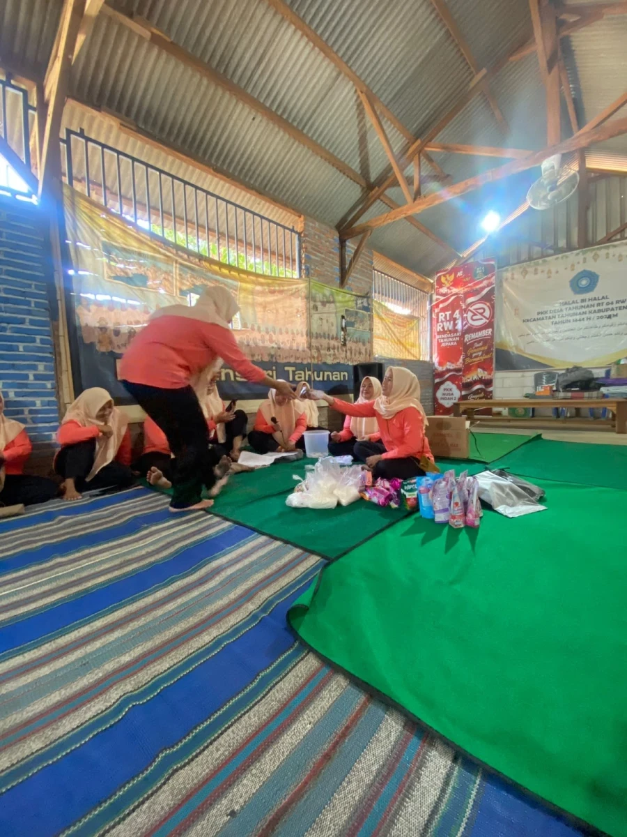 Pertemuan Rutin PKK RT 04/RW 02 Bendansari Dengan Kegiatan Jalan Sehat dan Pembagian Doorprize