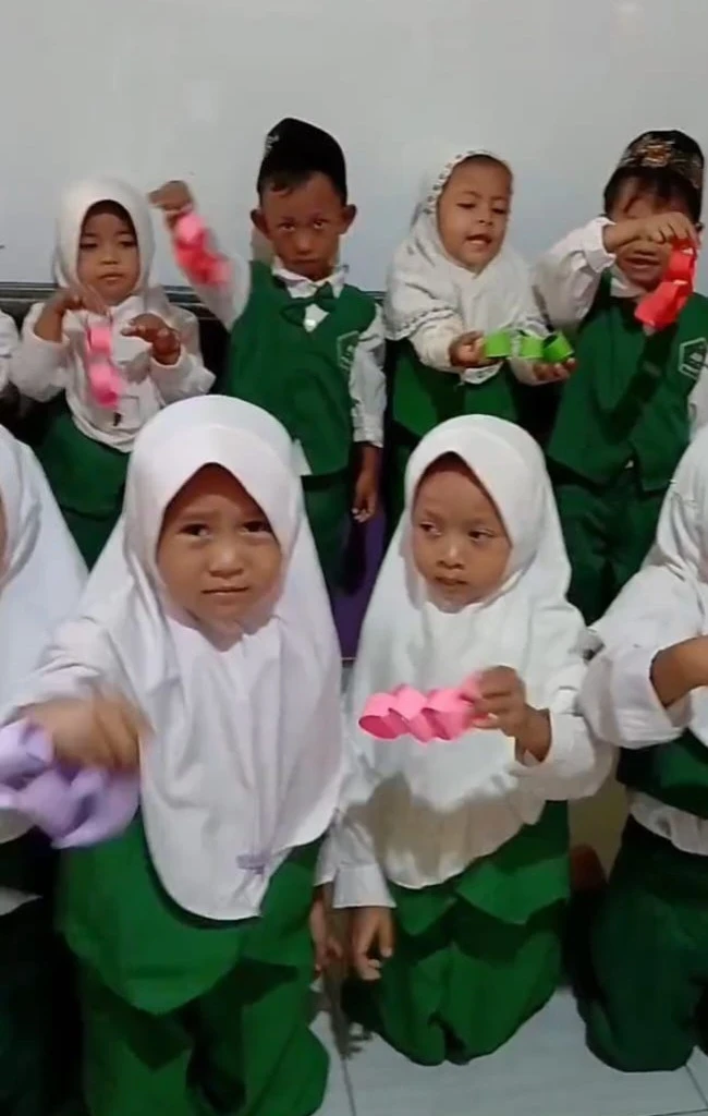 Kreativitas Cilik Mengasah Motorik: Asyiknya Kegiatan Meronce Siswa Kelas A1 RA Darul Huda 2 Karanggondang