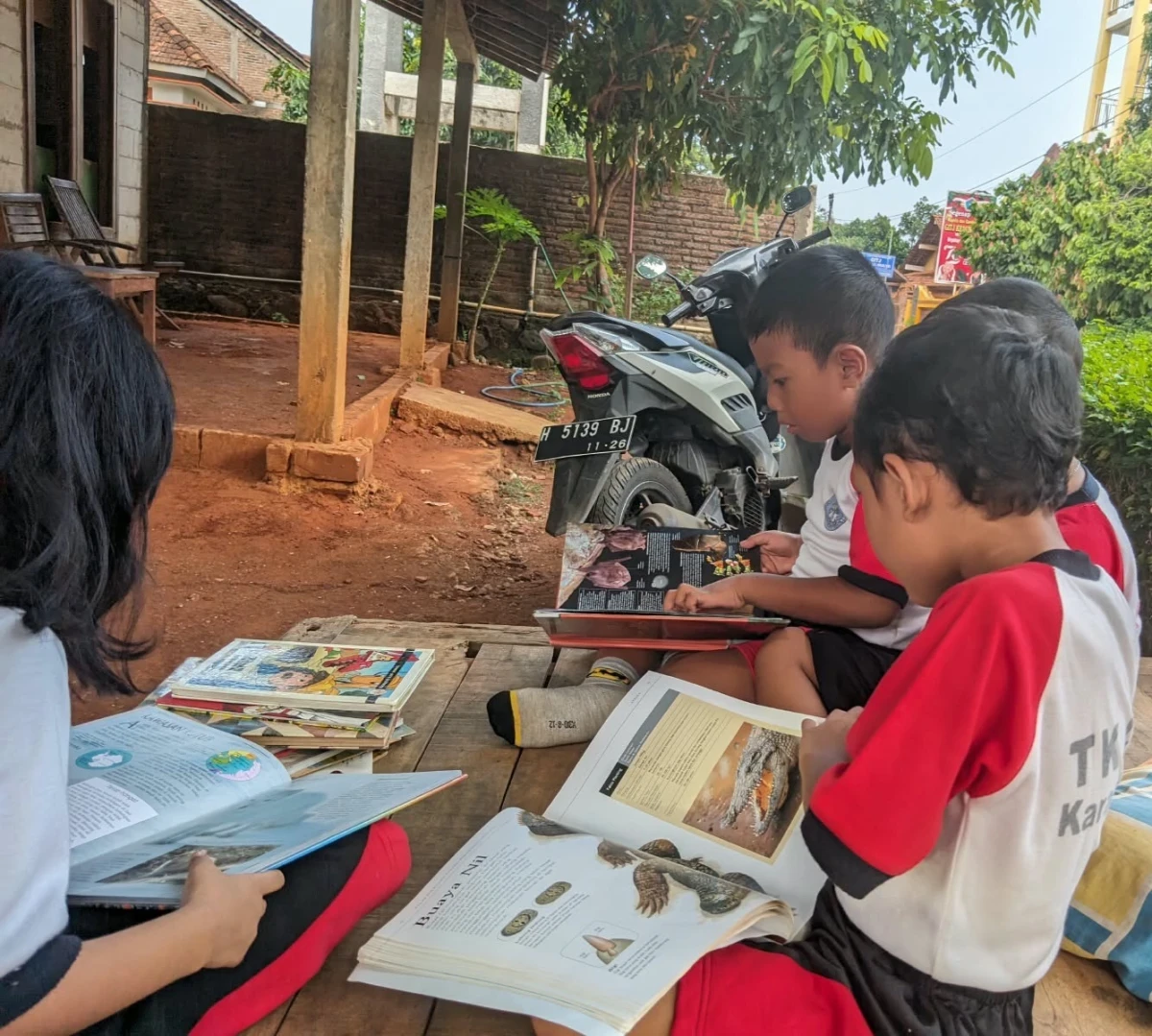 Menumbuhkan Minat Baca Anak: Bunda Literasi Karanggondang Tinjau Aktivitas Taman Baca Ceria RW 07 Kedung Mulyo