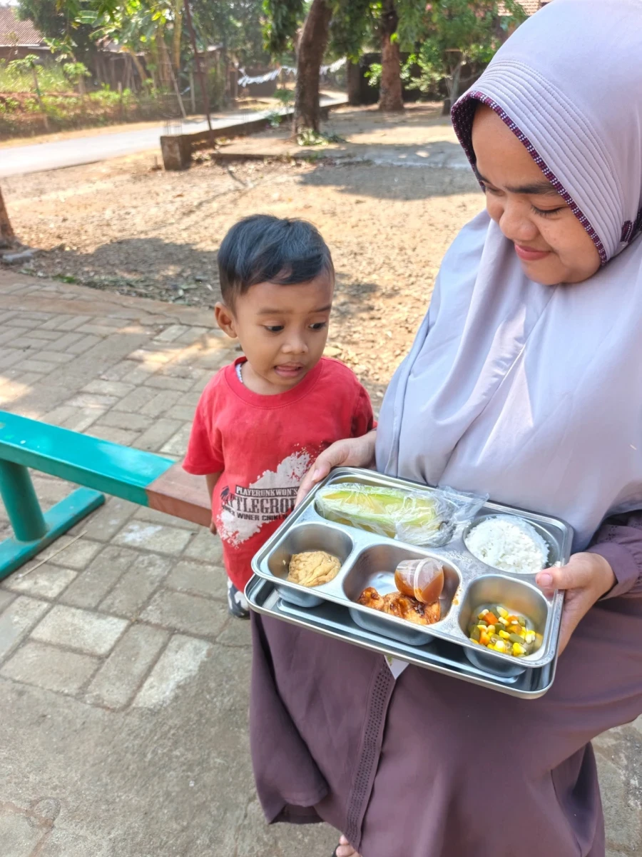 Kegaiatan pembagian MBG di desa geneng