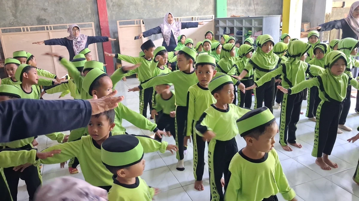 Menjaga Kebugaran dan Menanamkan Nilai Religius Melalui Senam Pagi dan Hafalan Doa di RA Darul Huda 1 Karanggondang