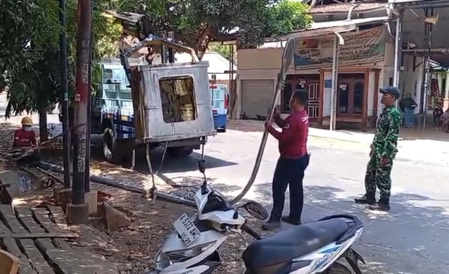 PEMASANGAN LAMPU PENERANGAN JALAN DI RT 13 RW 5 DESA KEDUNGCINO